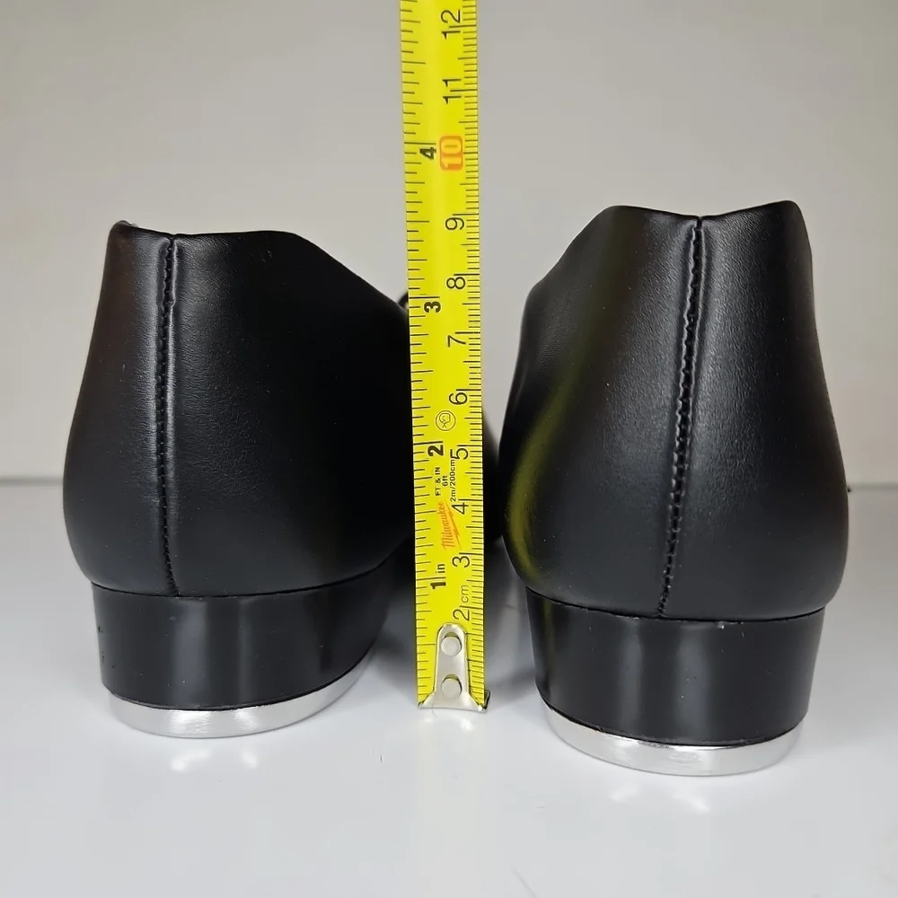 Lace-up tap shoe with a sleekSoft PU leather upper Plastic sole with rubber
